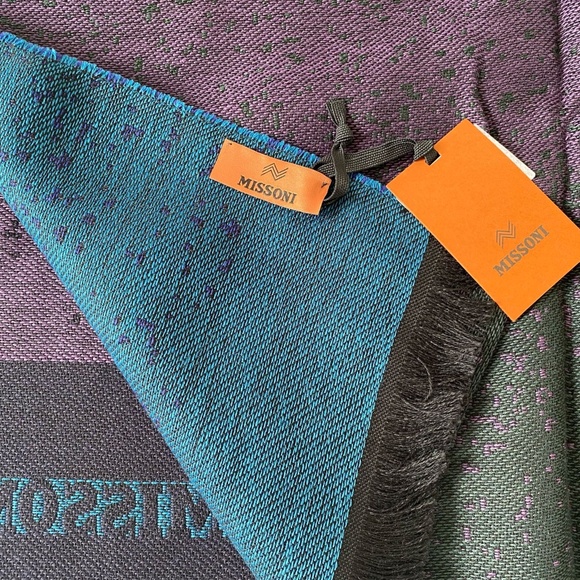MISSONI Scarf Fringed in Purple/Gray/Blue Zig Zag Design -  MSRP $550 - BNWT - Picture 4 of 4